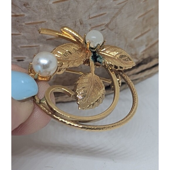 Vintage Gold Tone Textured White Faux Pearl Flower Circle Brooch Pin - Picture 4 of 6